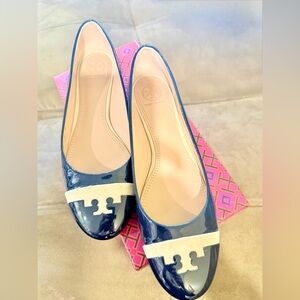 Tory Burch Women's Royal Navy and Cashew Loafers
Size 8